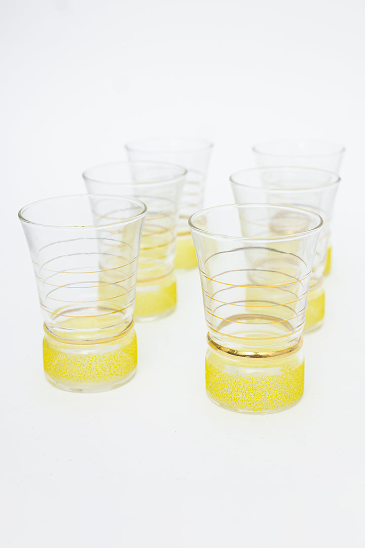 Jaren 50 drankglaasjes met vergulde strepen en gele voet - set van 6