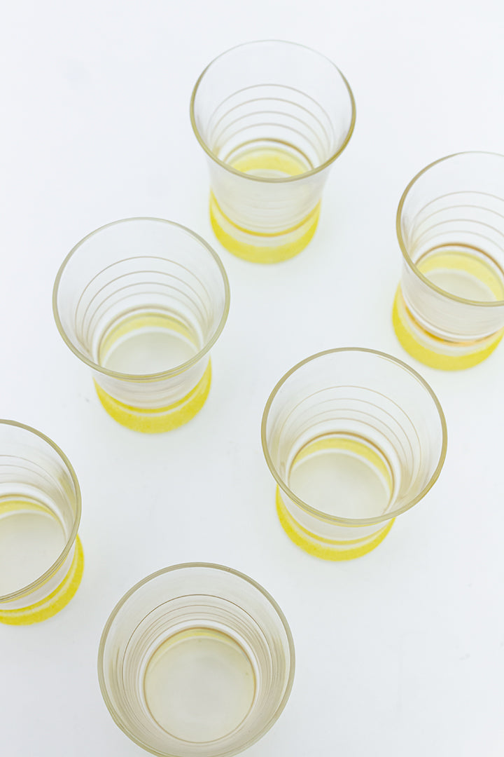 Jaren 50 drankglaasjes met vergulde strepen en gele voet - set van 6