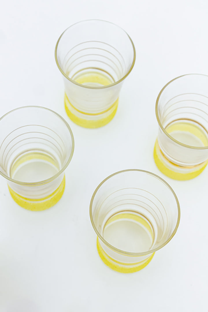 Jaren 50 drankglaasjes met vergulde strepen en gele voet - set van 6