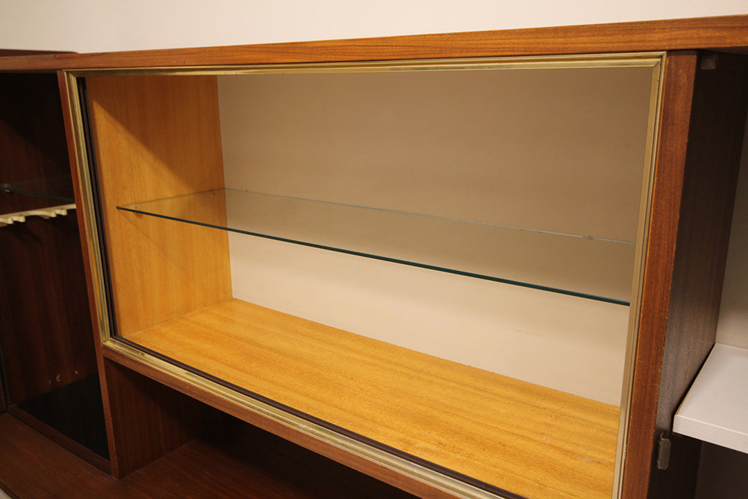 Jaren 50 grote wandkast tweekleurig met metalen handgreepjes