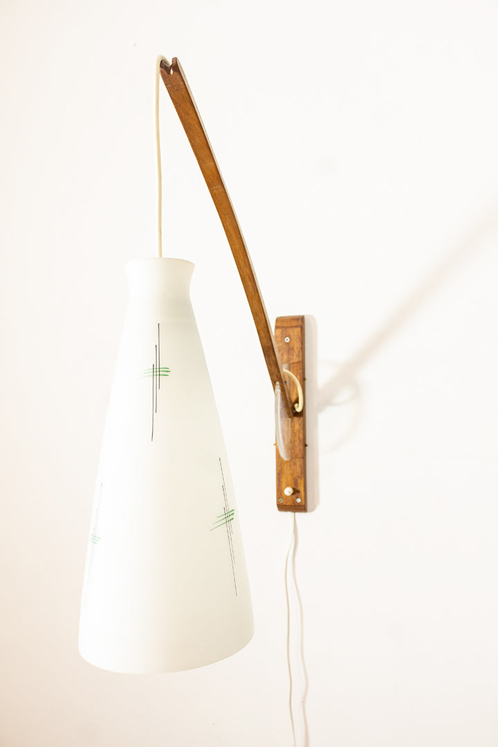 Jaren 50 houten wandlamp met kap van melkglas