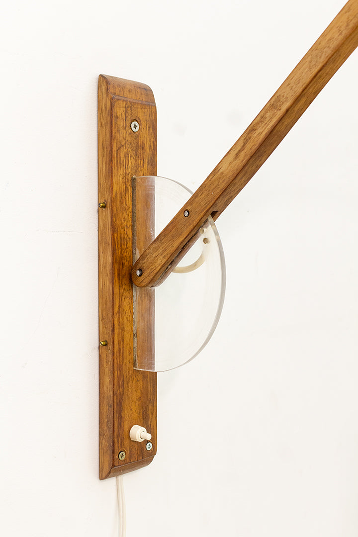 Jaren 50 houten wandlamp met kap van melkglas