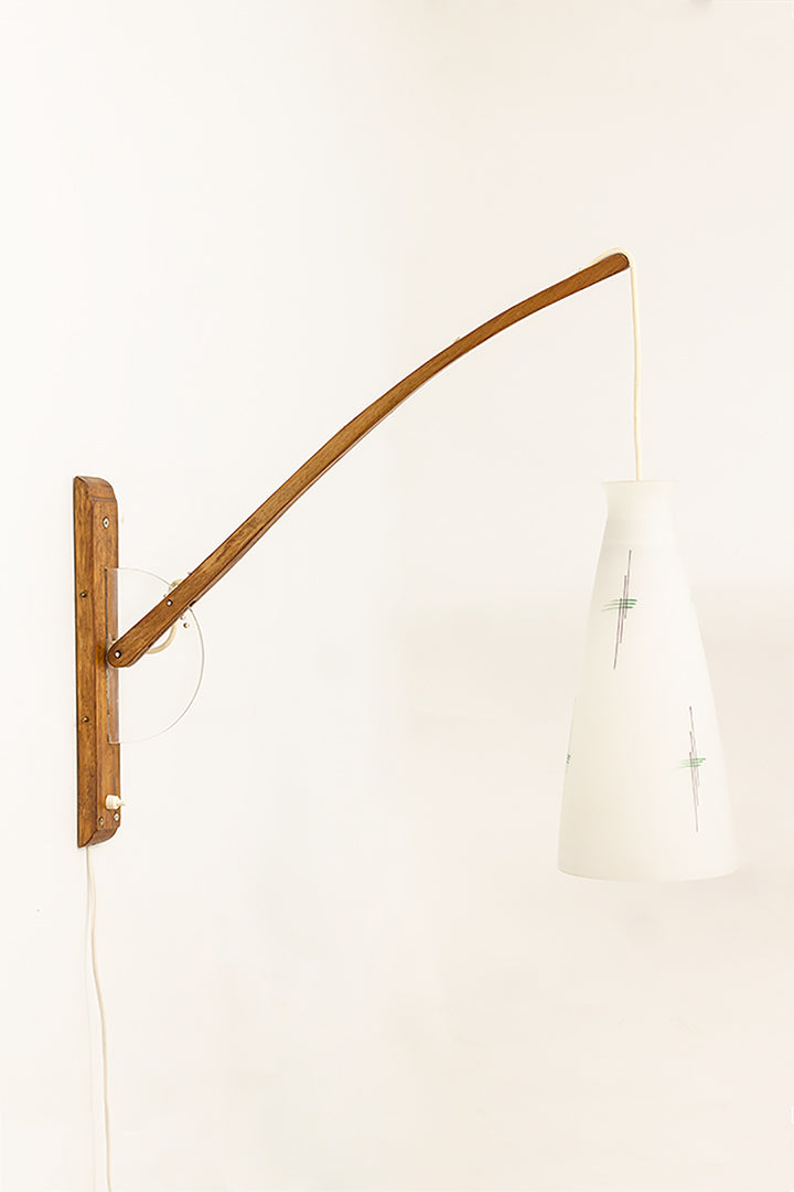 Jaren 50 houten wandlamp met kap van melkglas