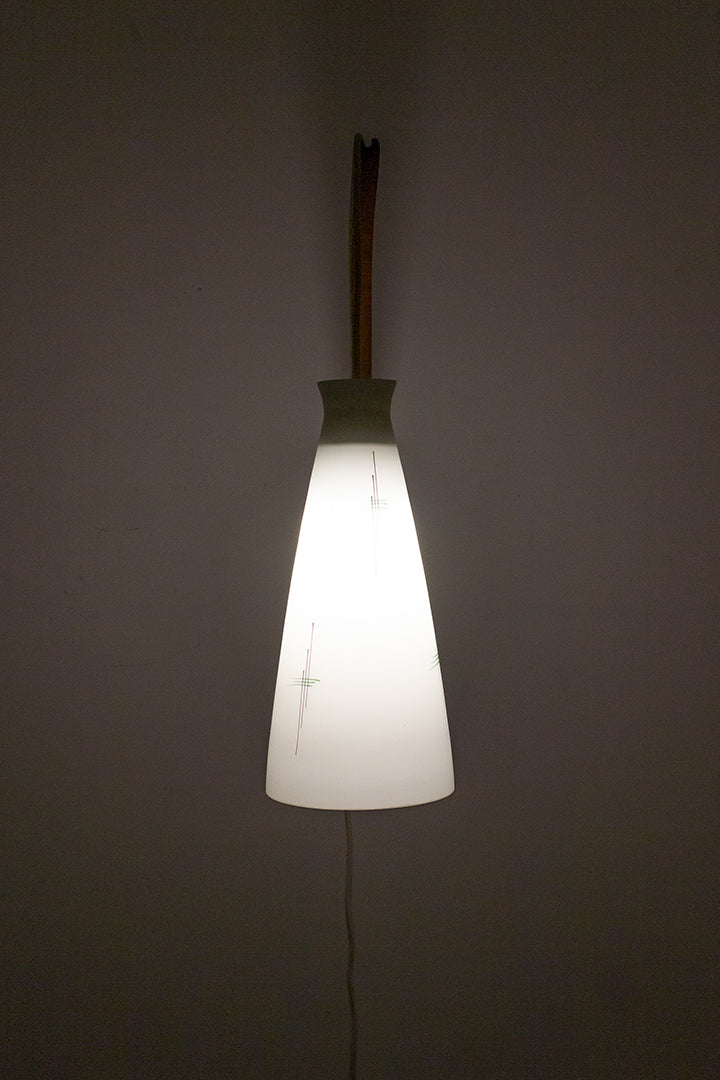 Jaren 50 houten wandlamp met kap van melkglas