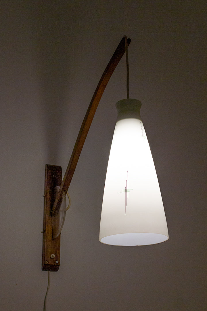 Jaren 50 houten wandlamp met kap van melkglas