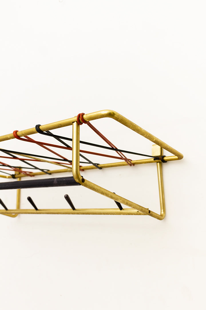 Jaren 50 kapstok met messing frame en rood/zwarte draden