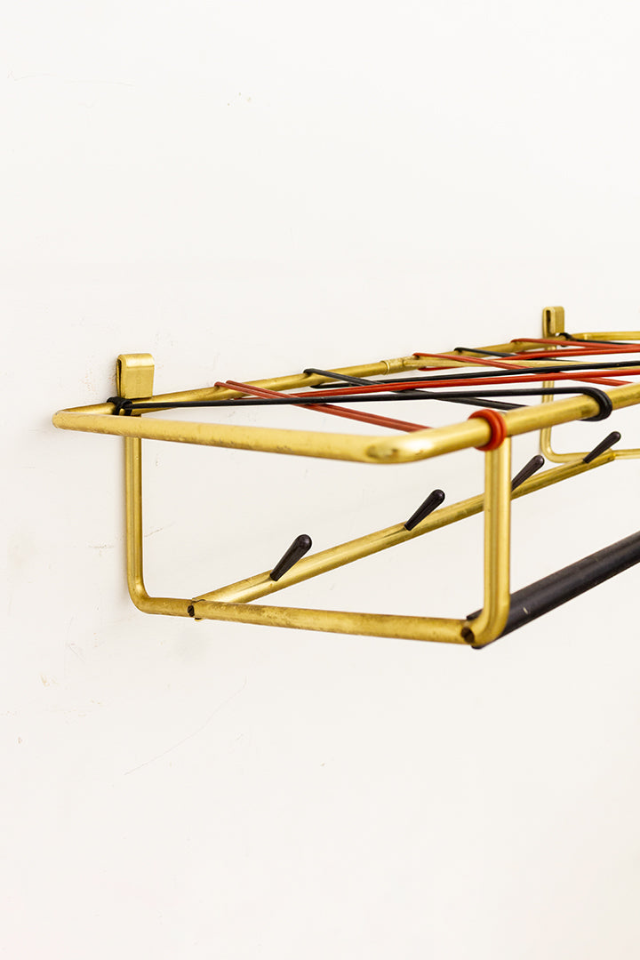 Jaren 50 kapstok met messing frame en rood/zwarte draden