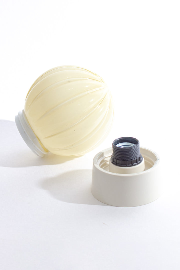 Jaren 50 plafonnière beige met glazen bol en kunststof voet