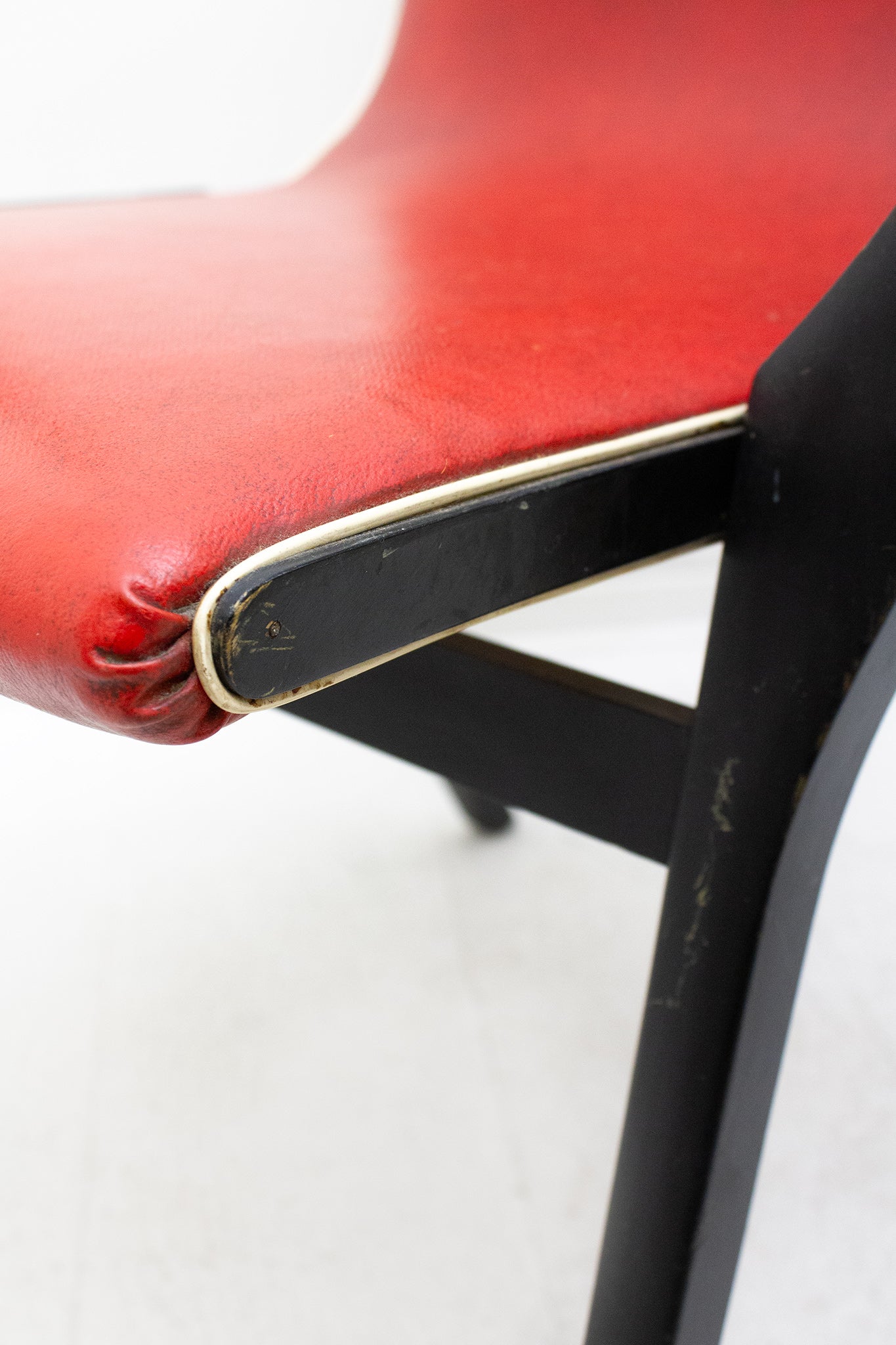 Jaren 50 rode Stako stoel door Meubelfabriek ‘De Toekomst’