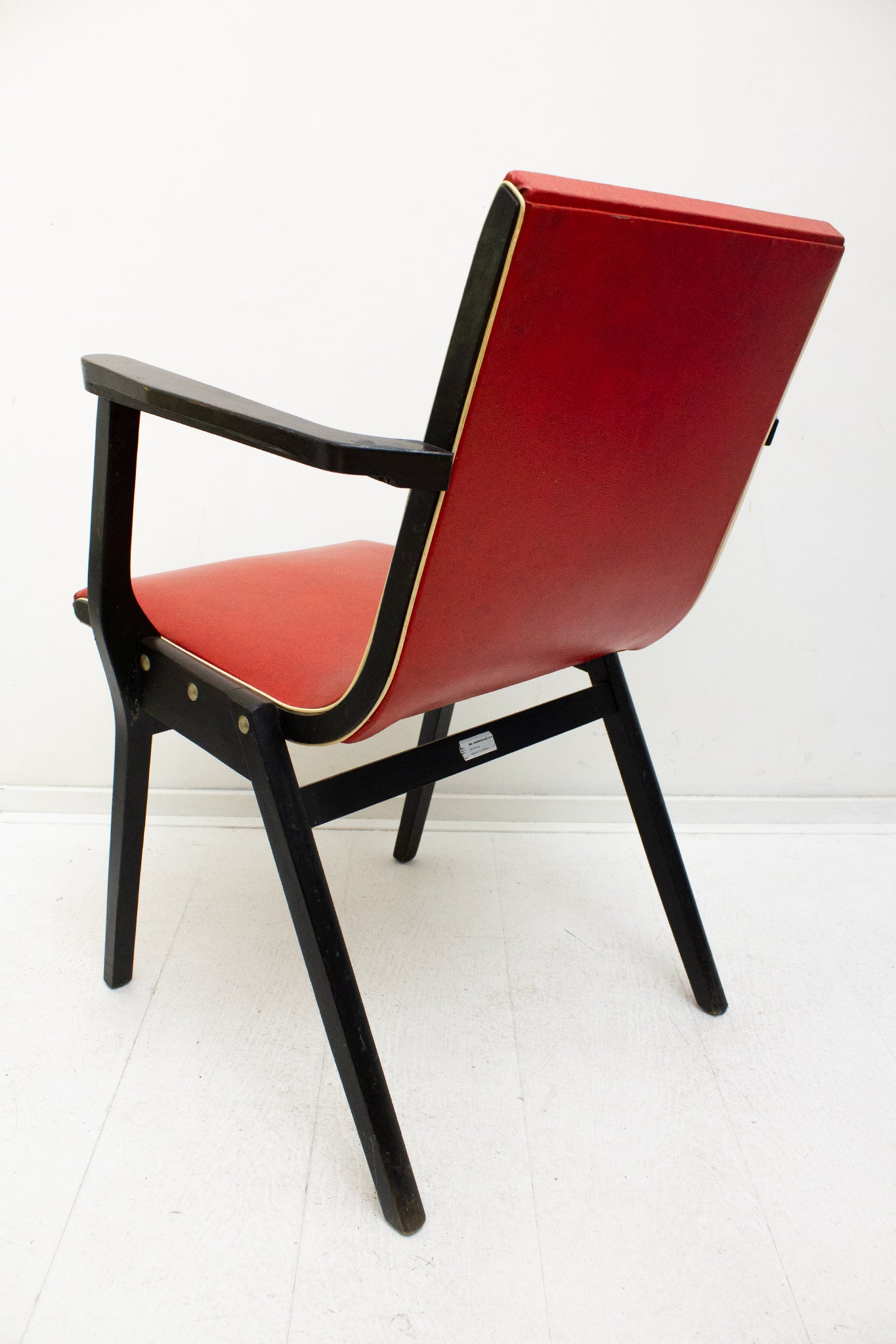 Jaren 50 rode Stako stoel door Meubelfabriek ‘De Toekomst’