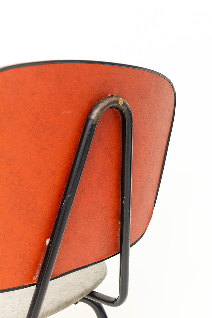 Jaren 50 stoel met zwarte poten en skai-leer bekleding in rood en grijs