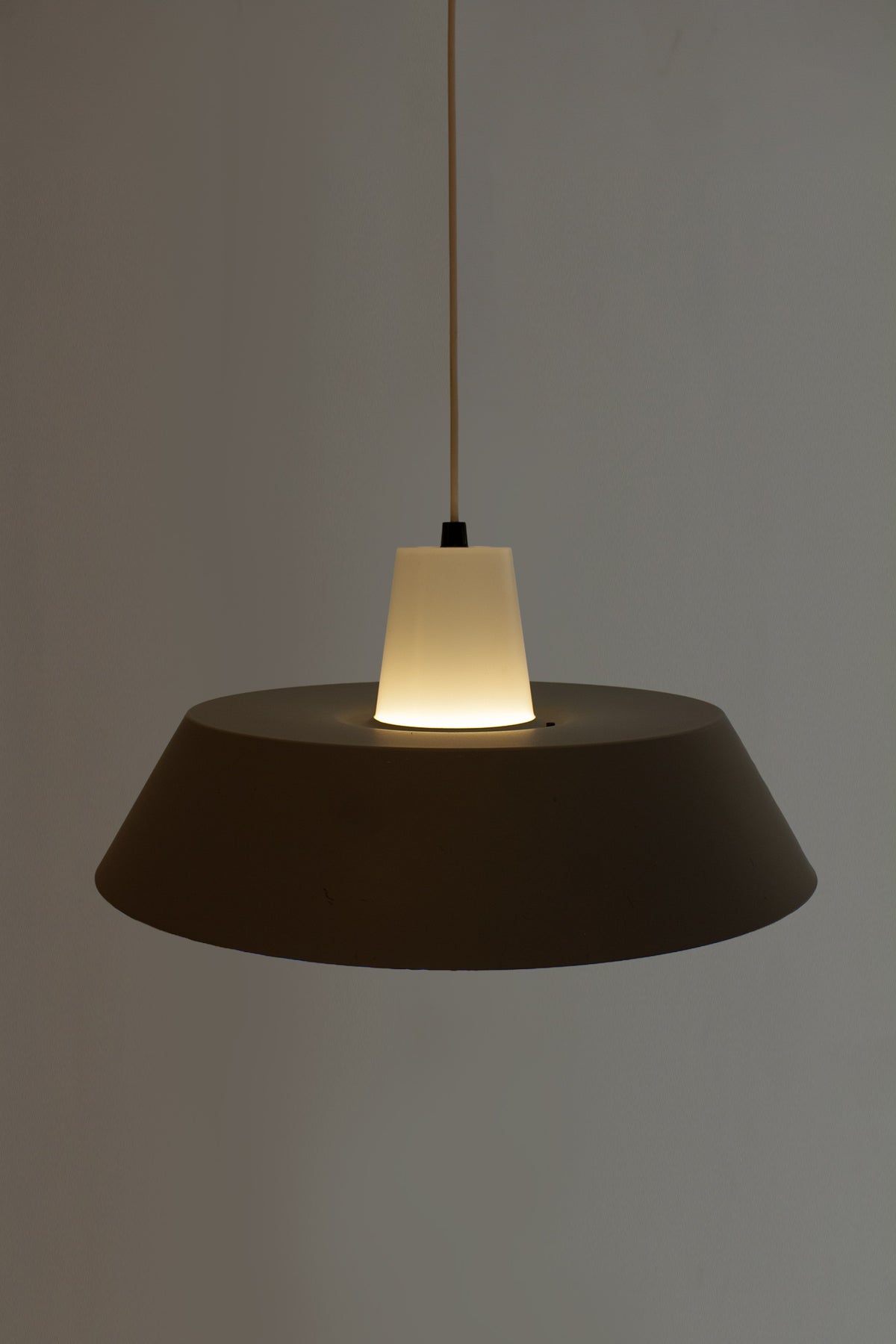 Jaren 60 grijs met witte Deense Voss Belysning hanglamp