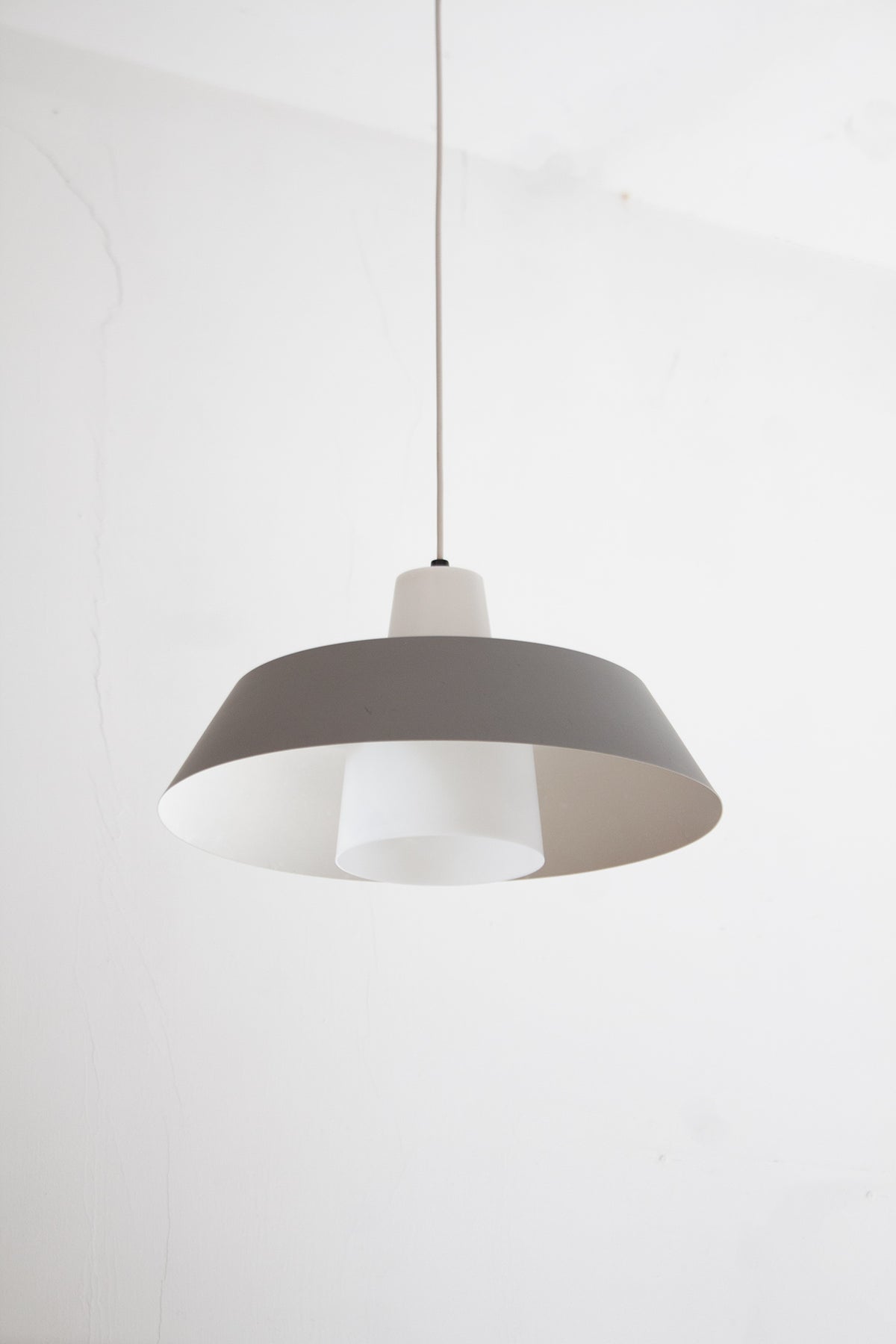 Jaren 60 grijs met witte Deense Voss Belysning hanglamp