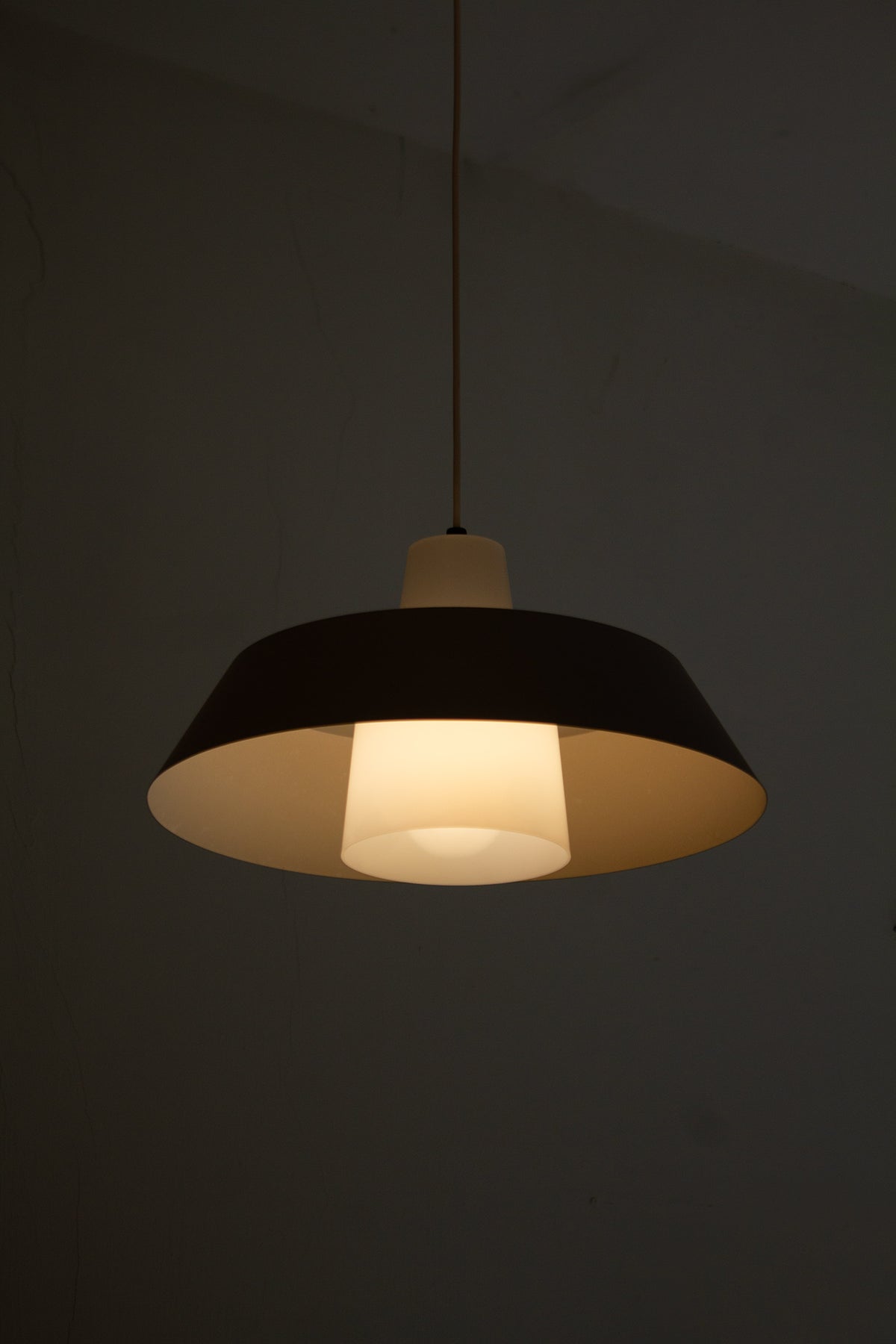 Jaren 60 grijs met witte Deense Voss Belysning hanglamp
