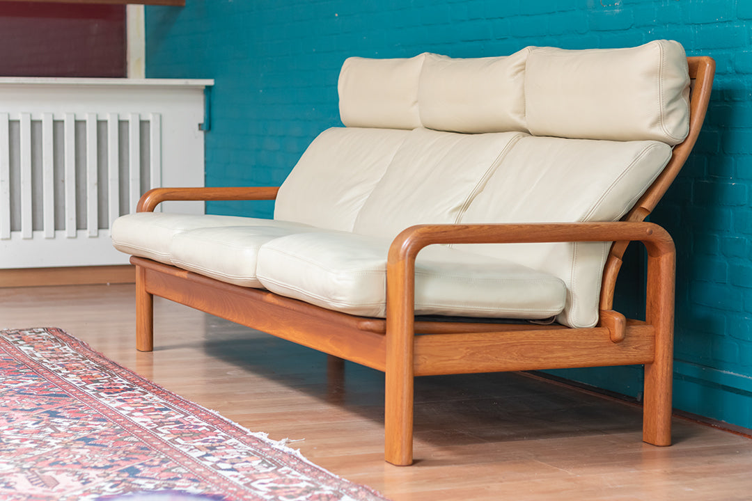 aren 60 Deense bank L. Olsen & Son teakhout met crèmekleurige leren bekleding