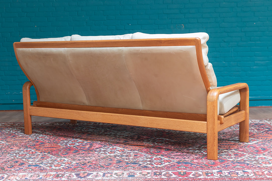 aren 60 Deense bank L. Olsen & Son teakhout met crèmekleurige leren bekleding