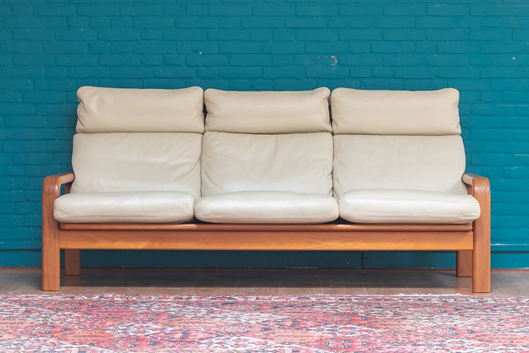 aren 60 Deense bank L. Olsen & Son teakhout met crèmekleurige leren bekleding