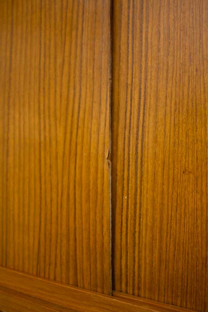 Jaren 60 eikenhouten wandmeubel 'stokkenkast'