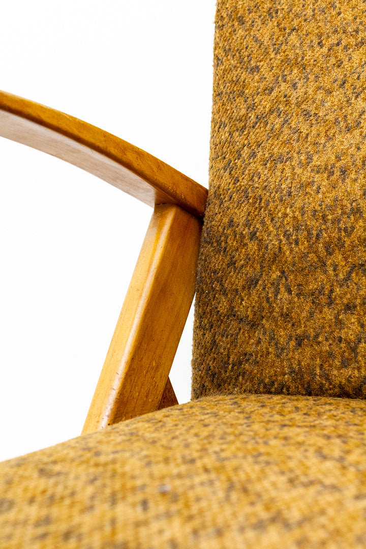Jaren 60 fauteuil met dynamisch houten frame en originele bruine bekleding