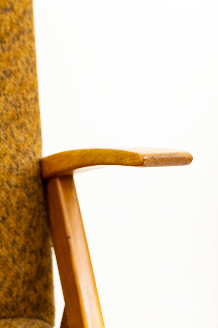 Jaren 60 fauteuil met dynamisch houten frame en originele bruine bekleding