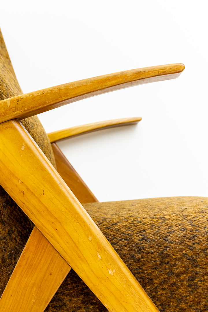 Jaren 60 fauteuil met dynamisch houten frame en originele bruine bekleding