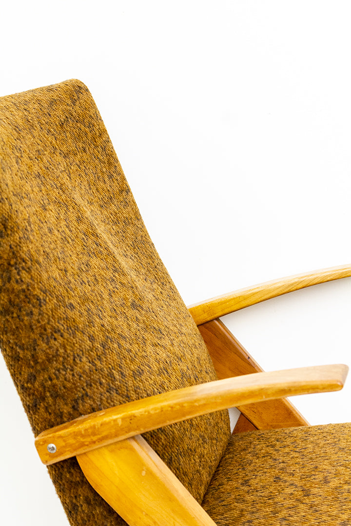 Jaren 60 fauteuil met dynamisch houten frame en originele bruine bekleding