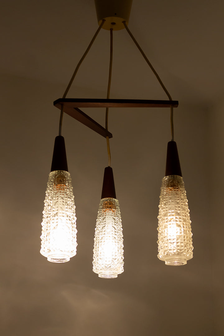 Jaren 60 hanglamp met houten boemerang en 3 lichtbronnen Louis Kalff Philips stijl