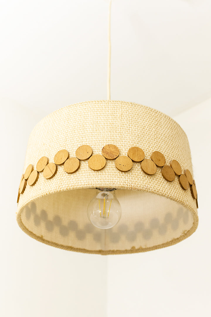 Jaren 60 hanglamp met katoenen kap en houten cirkels