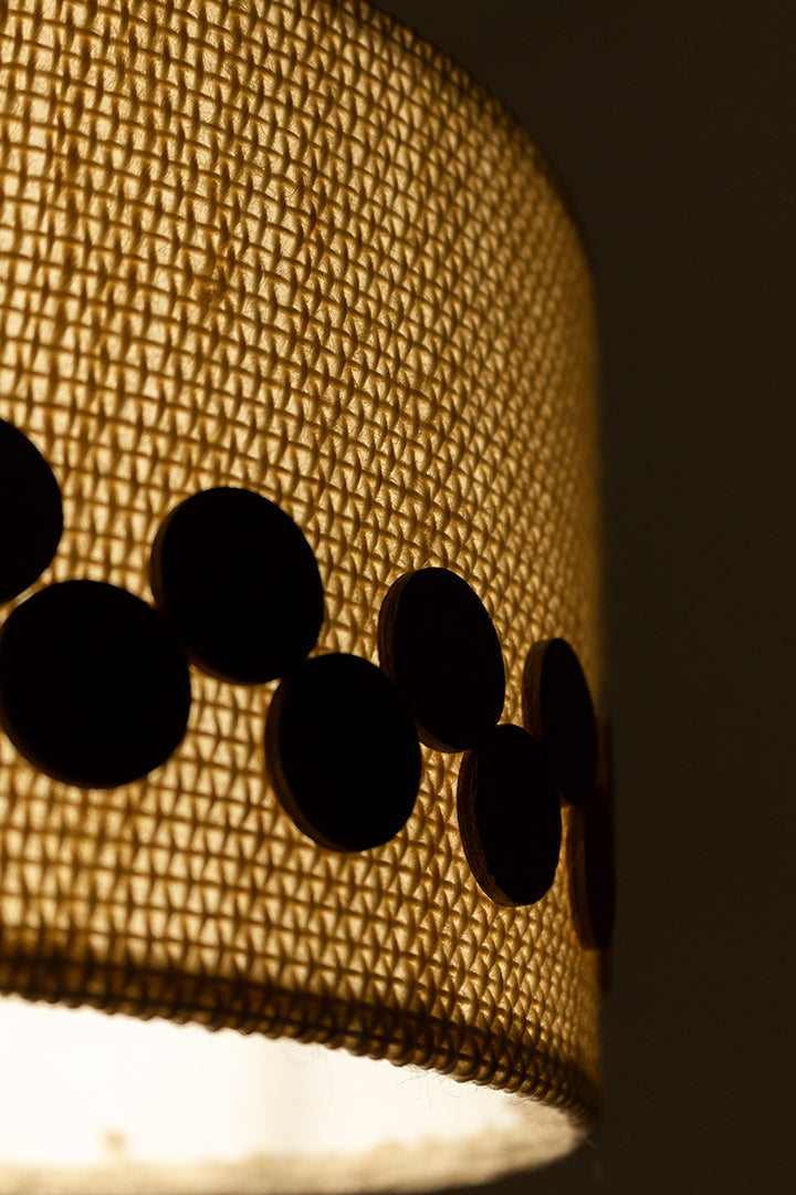 Jaren 60 hanglamp met katoenen kap en houten cirkels