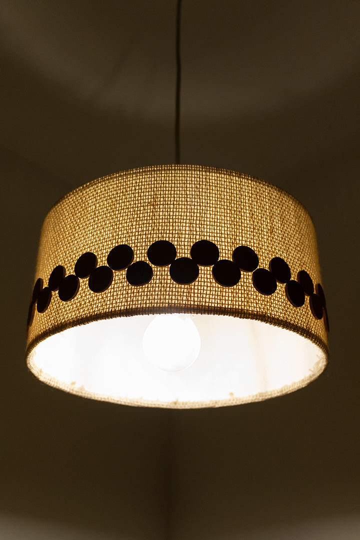 Jaren 60 hanglamp met katoenen kap en houten cirkels