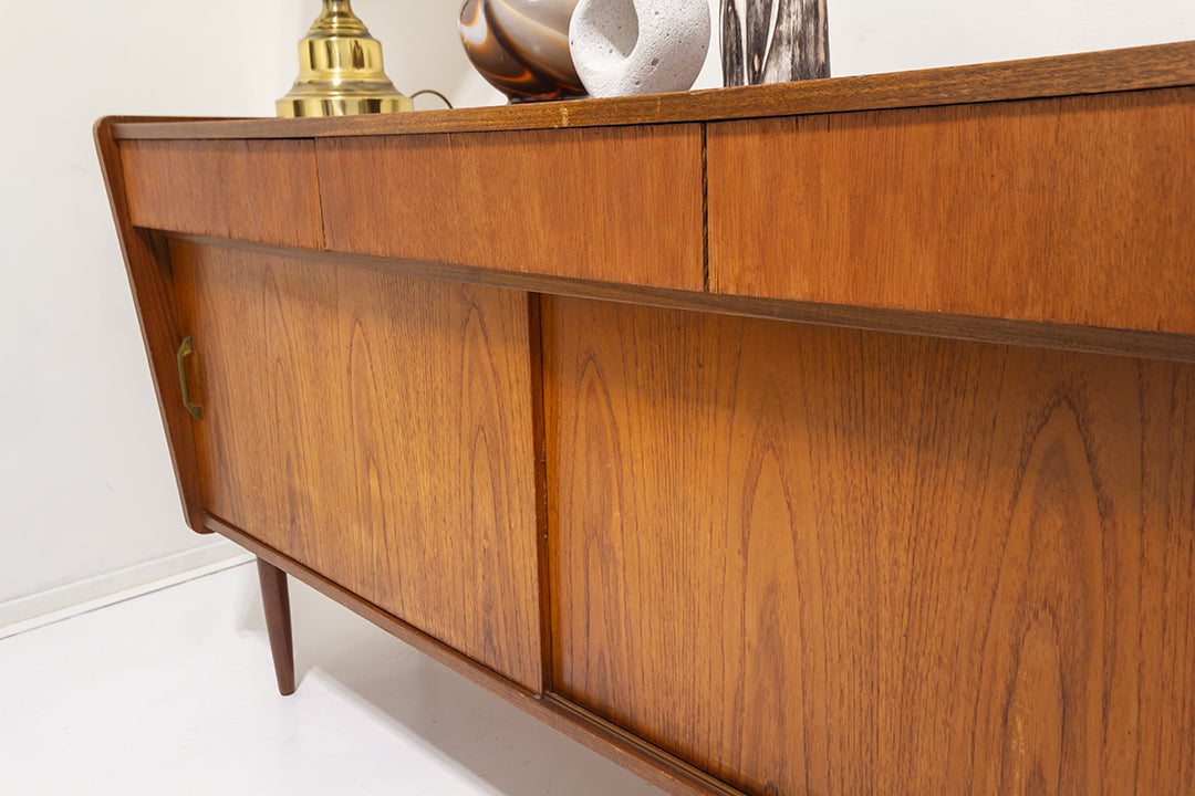 Jaren 60 houten dressoir middelgroot formaat