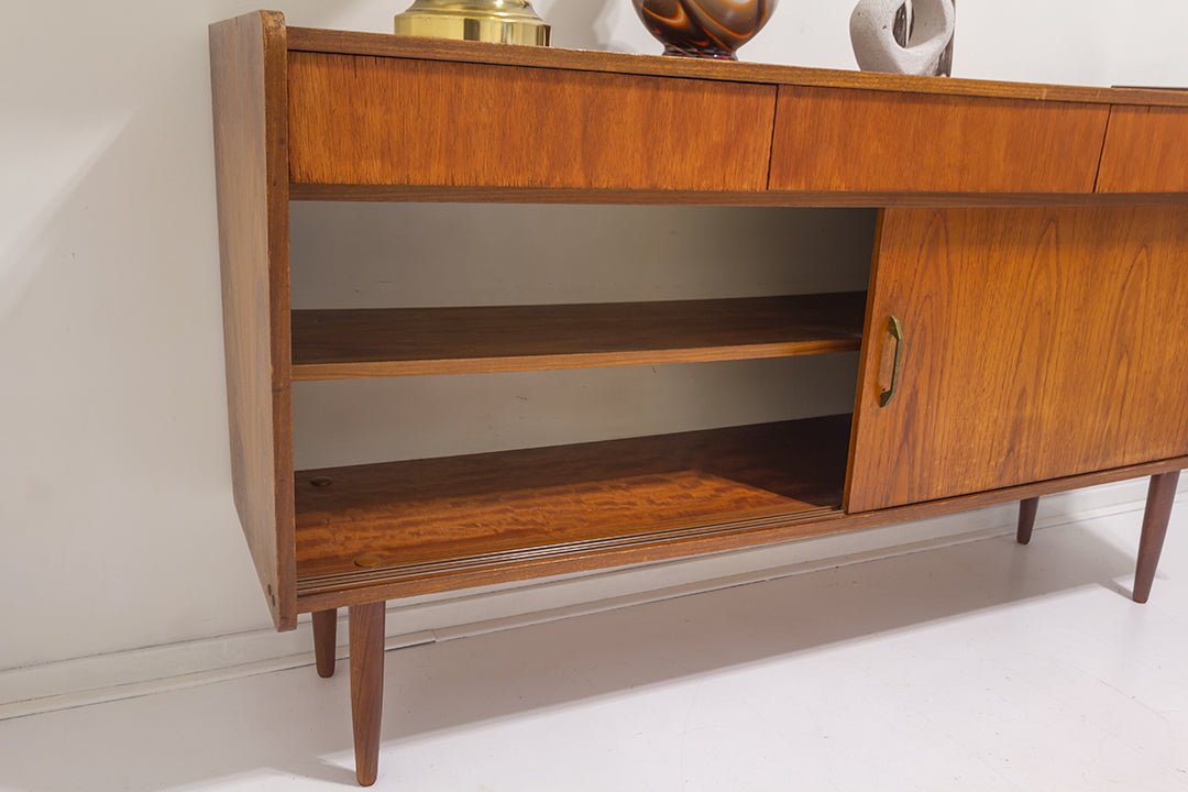 Jaren 60 houten dressoir middelgroot formaat
