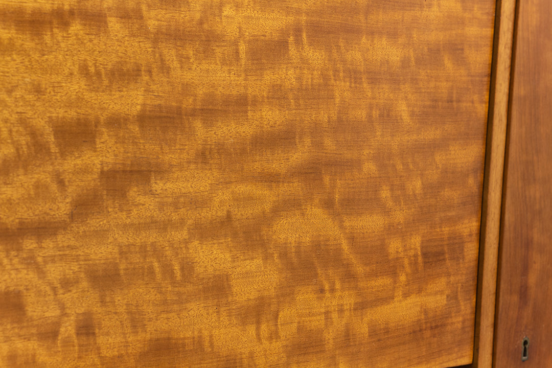 Jaren 60 kast of secretaire van teak-fineer met taps toelopende pootjes