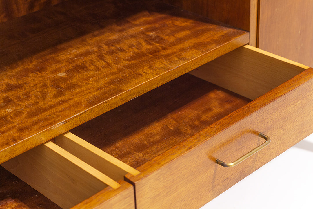 Jaren 60 kast of secretaire van teak-fineer met taps toelopende pootjes