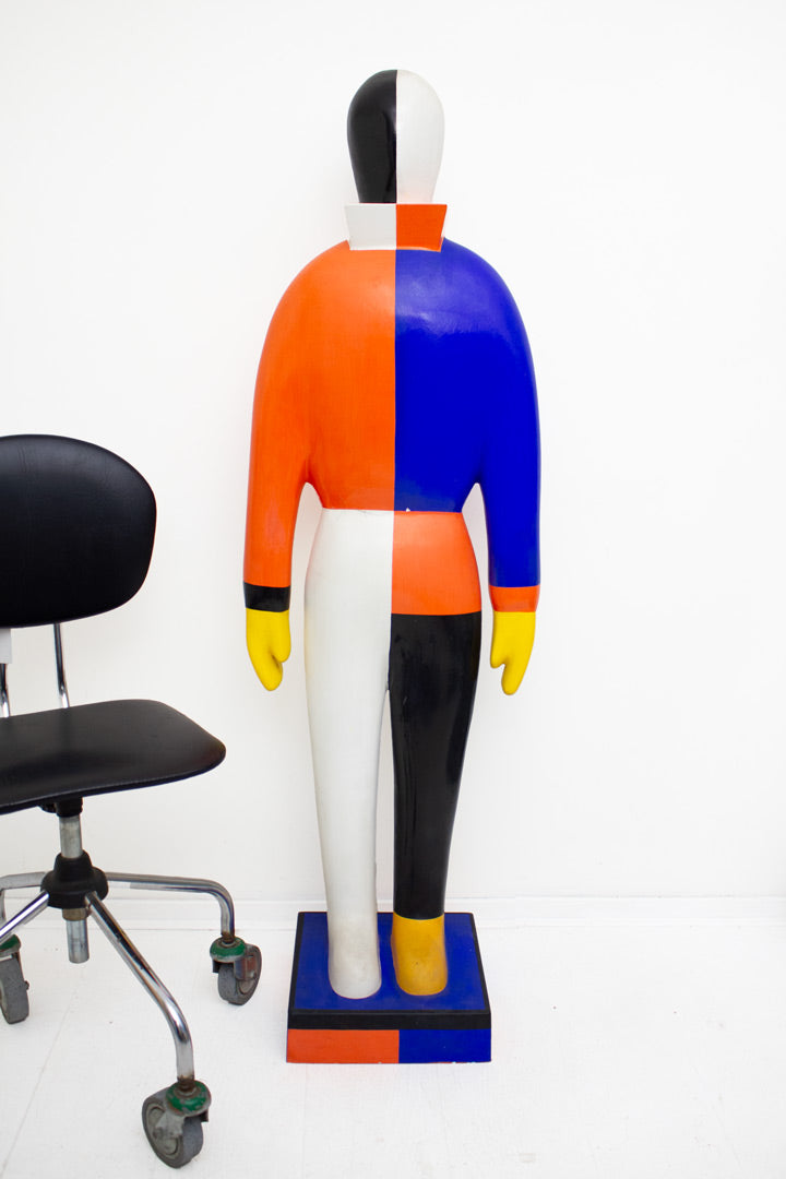 Kunstbeeld van papier-maché Kazimir Malevich “Sportsmen” Guggenheim museum 1996