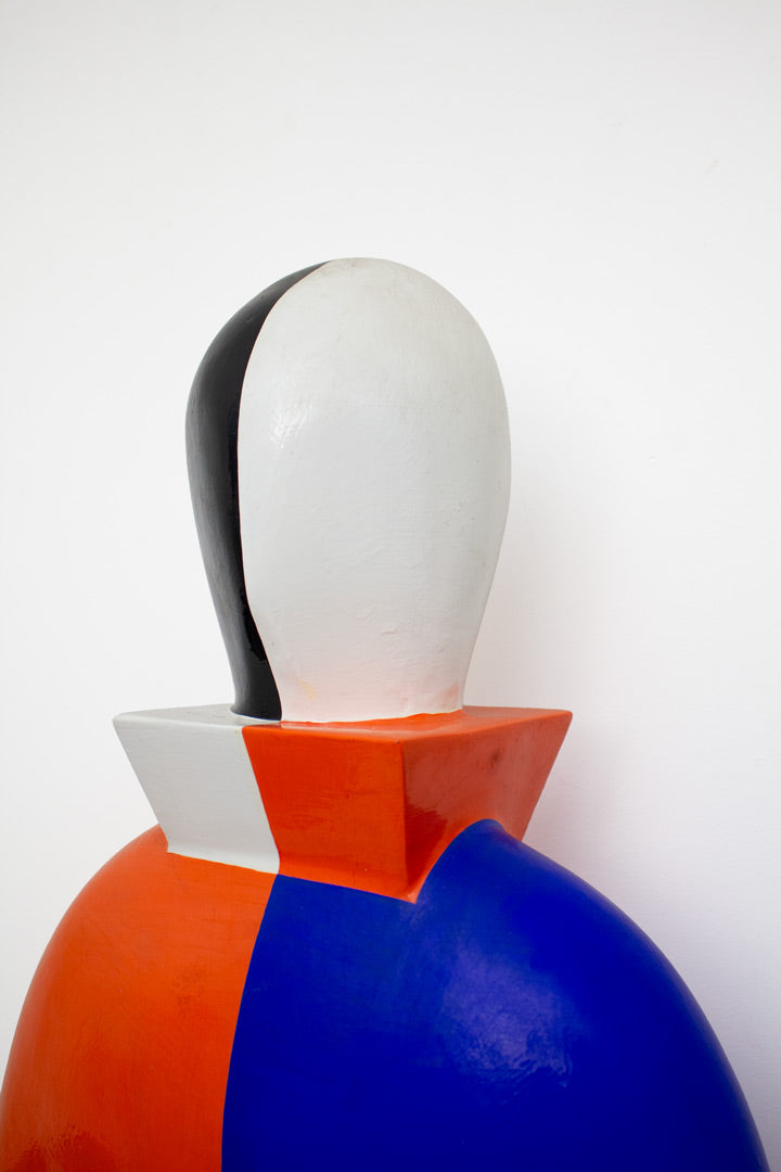 Kunstbeeld van papier-maché Kazimir Malevich “Sportsmen” Guggenheim museum 1996