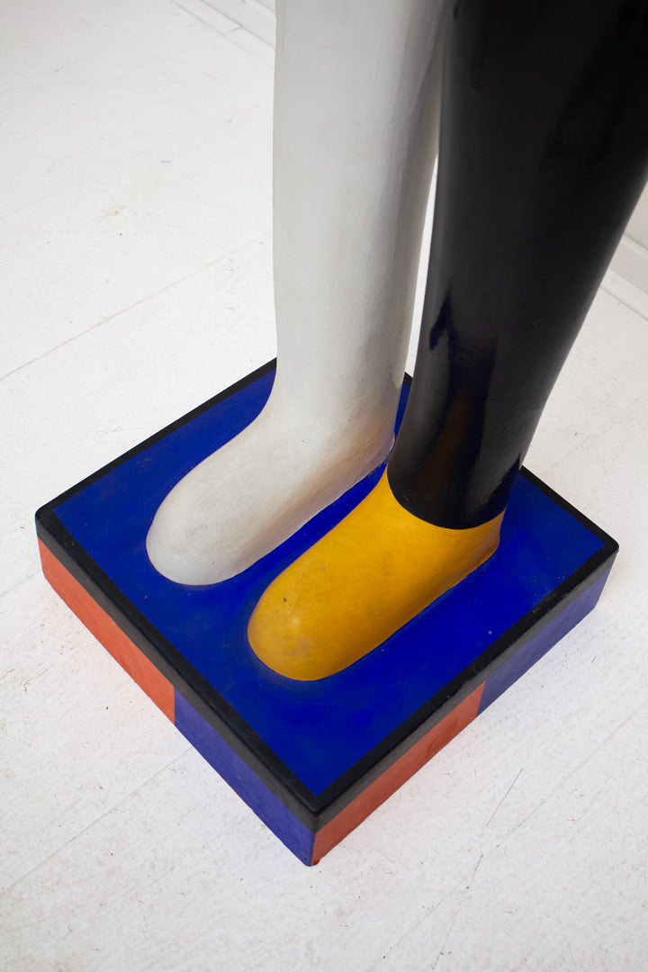 Kunstbeeld van papier-maché Kazimir Malevich “Sportsmen” Guggenheim museum 1996