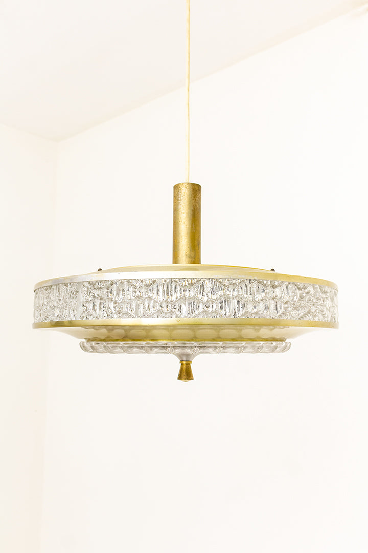 Jaren 60 ufo hanglamp goudkleurige metalen kap met bewerkt glas