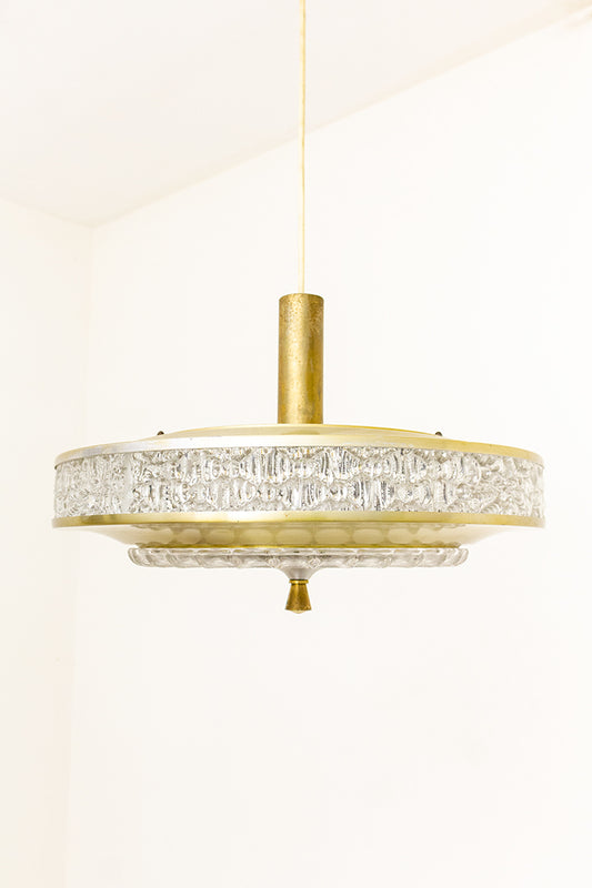 Jaren 60 ufo hanglamp goudkleurige metalen kap met bewerkt glas