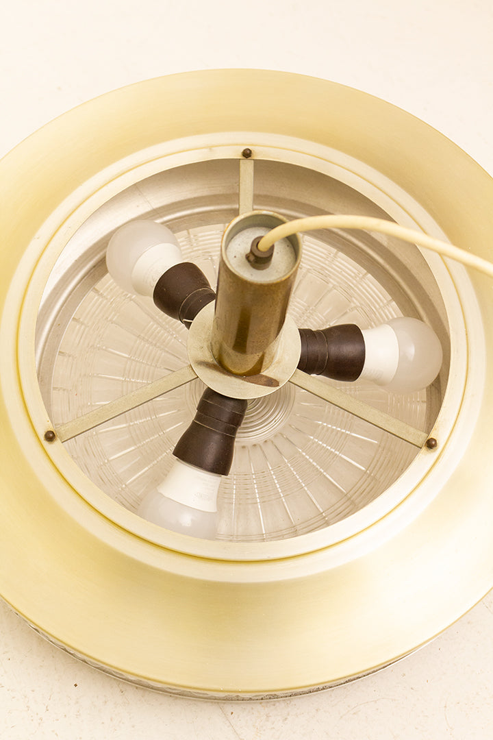 Jaren 60 ufo hanglamp goudkleurige metalen kap met bewerkt glas