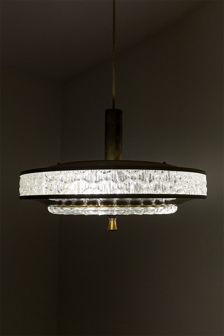 Jaren 60 ufo hanglamp goudkleurige metalen kap met bewerkt glas