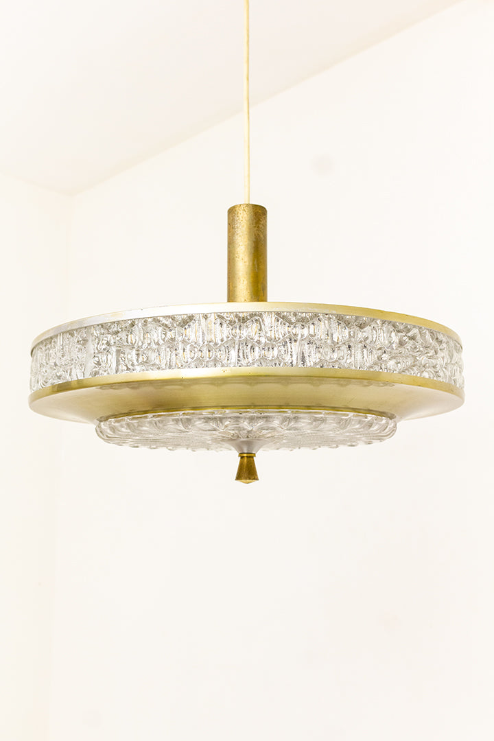 Jaren 60 ufo hanglamp goudkleurige metalen kap met bewerkt glas