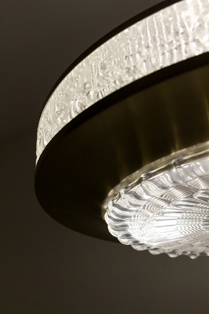 Jaren 60 ufo hanglamp goudkleurige metalen kap met bewerkt glas