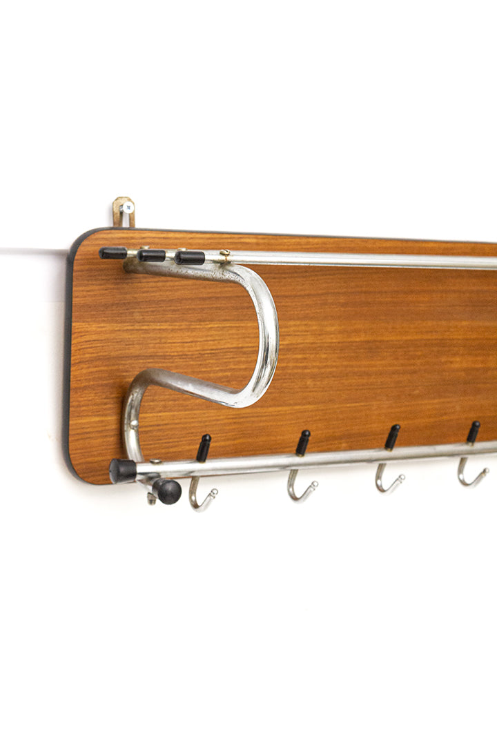 Jaren 60 wandkapstok met zwarte bies en basis van teak-fineer