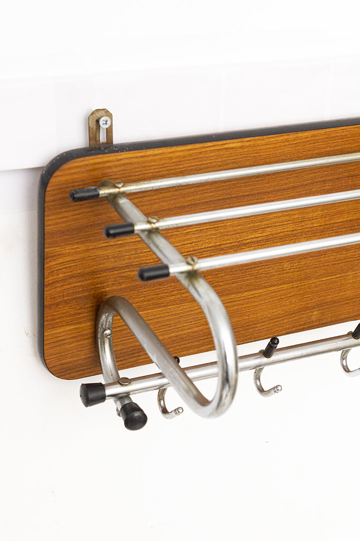 Jaren 60 wandkapstok met zwarte bies en basis van teak-fineer