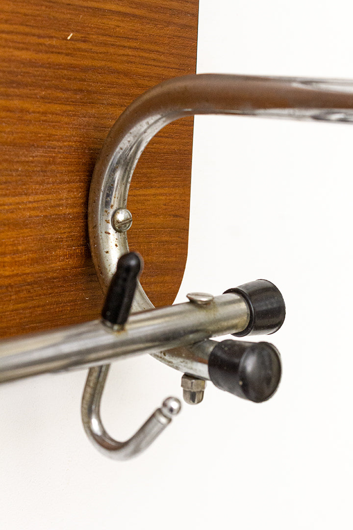 Jaren 60 wandkapstok met zwarte bies en basis van teak-fineer