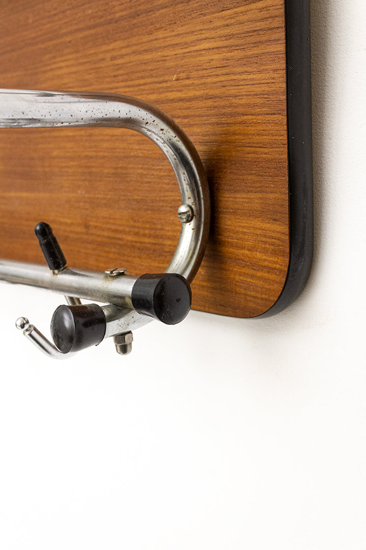 Jaren 60 wandkapstok met zwarte bies en basis van teak-fineer