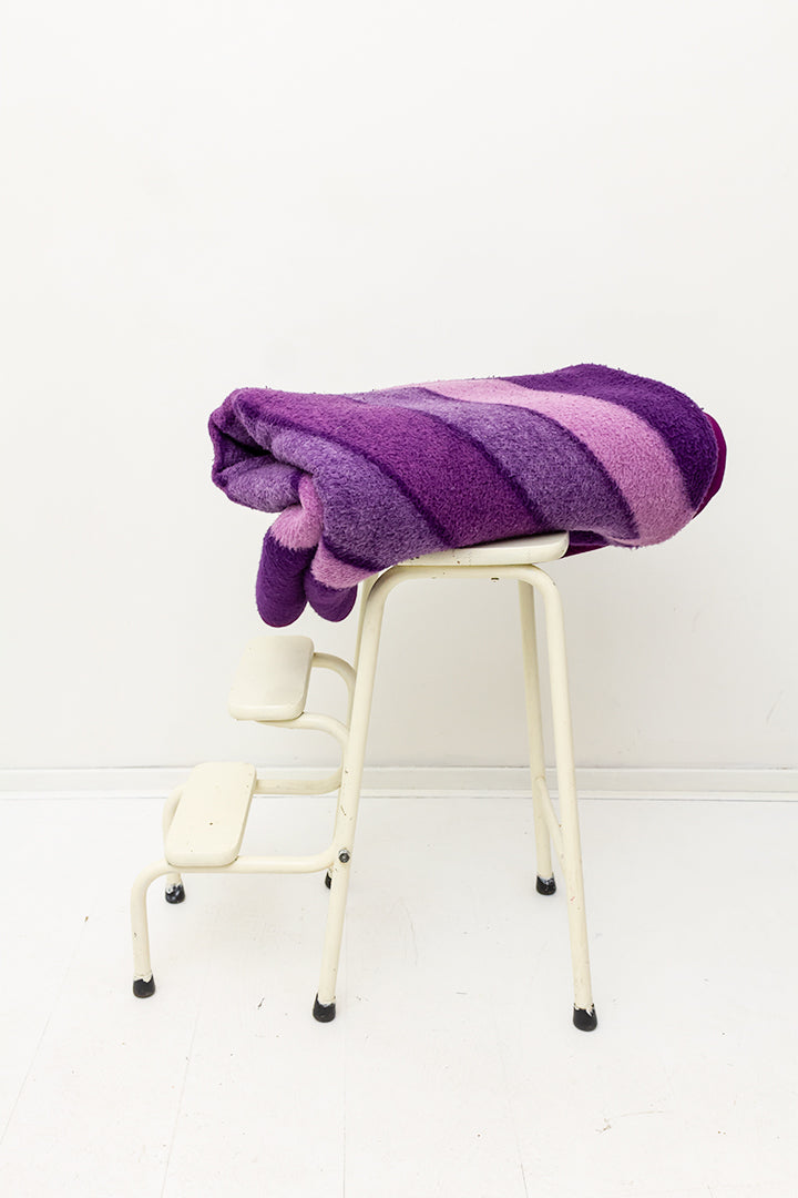 Jaren 70 deken van paars wol met retro print