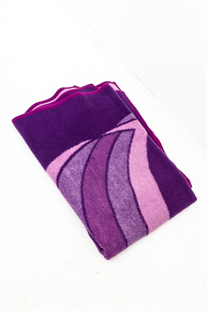 Jaren 70 deken van paars wol met retro print