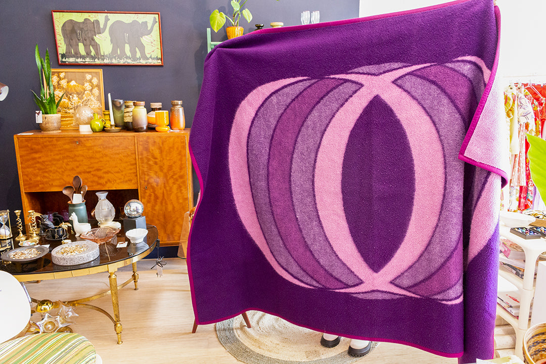 Jaren 70 deken van paars wol met retro print